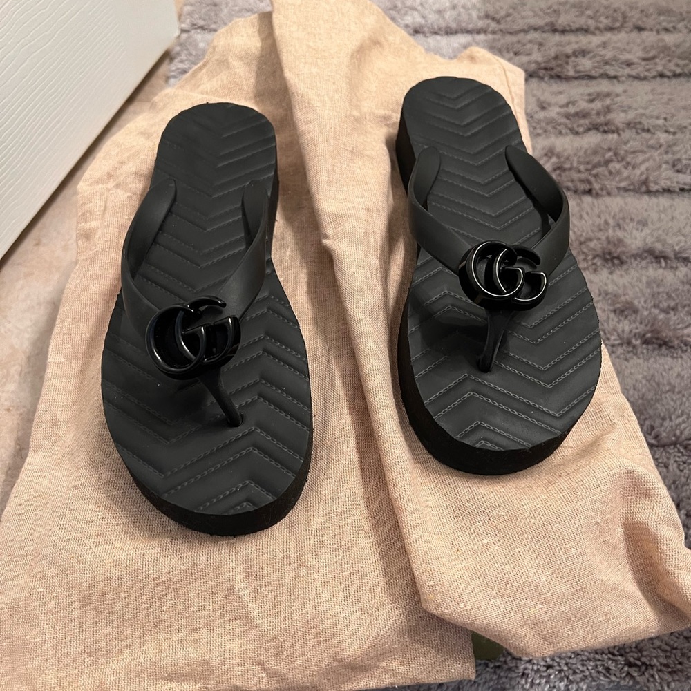 Gucci thong flip flops